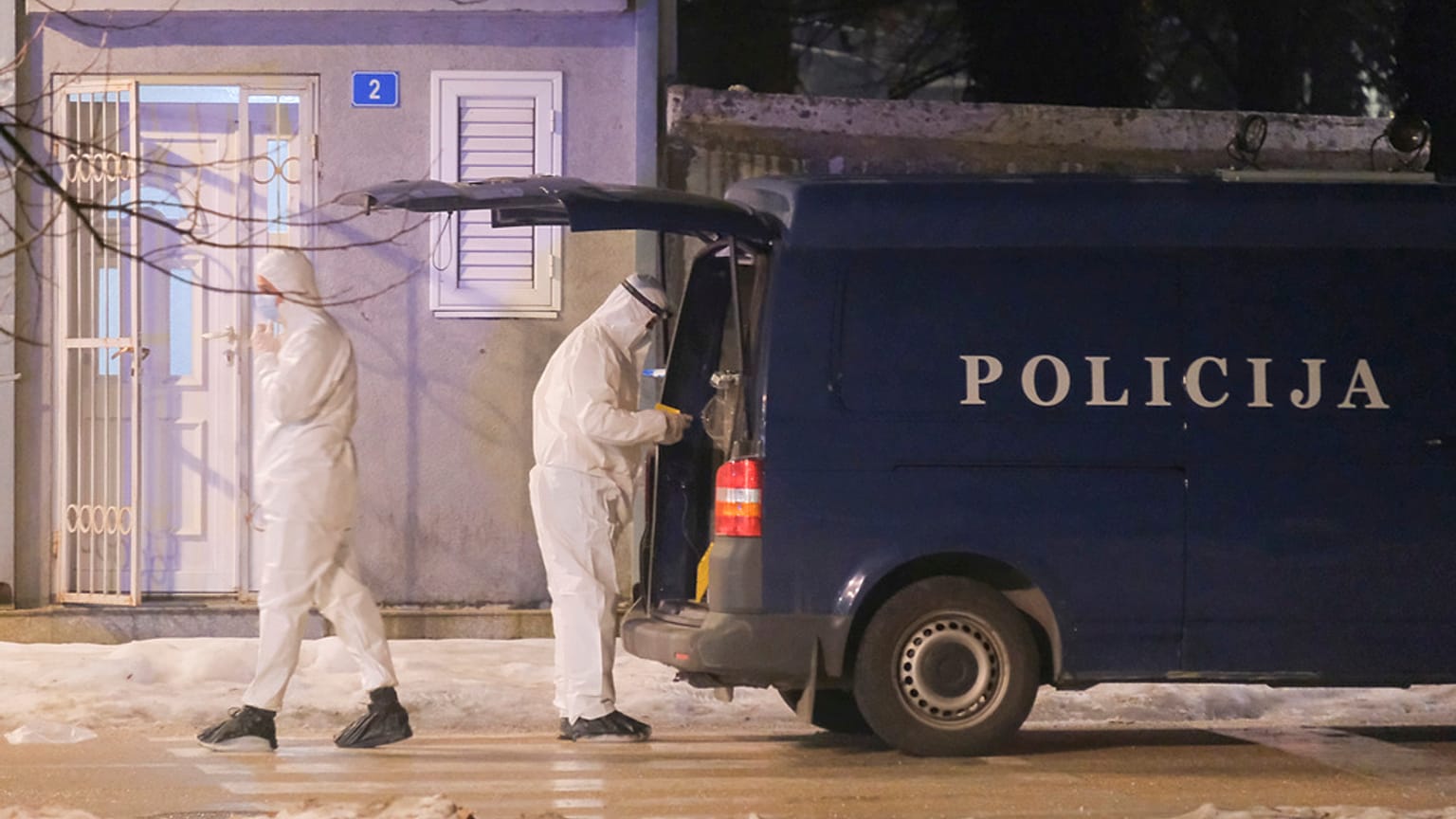 Rendőrségi nyomozók dolgoznak a lövöldözés helyszínén Cetinjében