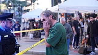 إدوارد بروسكي، متأثرا في مكان الحادث حيث اصطدمت سيارة بحشد من الناس في شارع القناة وشارع بوربون في نيو أورلينز، الأربعاء 1 يناير/كانون الثاني 2025