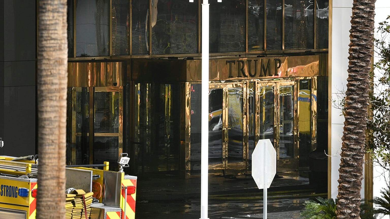 L'entrée de l'hôtel Trump International à Las Vegas est visible après l'incendie et l'explosion d'un Tesla Cybertruck, le mercredi 1er janvier 2025.