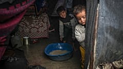 Bracia Belal (5 lat) i Mohammed Hamad (7 lat), obóz dla przesiedlonych Palestyńczyków w Deir al-Balah w centralnej części Strefy Gazy