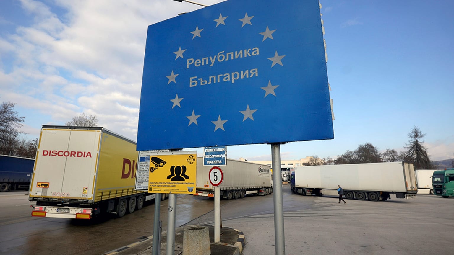 Ciężarówki ustawiają się w kolejce obok znaku z napisem „Republika Bułgarii” na bułgarsko-greckim przejściu granicznym w Kulacie w Bułgarii, czwartek, 12 grudnia 2024 r.