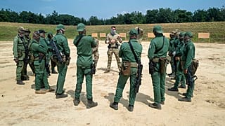 ARCHIVO: Un instructor militar holandés informa a los soldados de las fuerzas especiales de Costa de Marfil en el campamento base Loumbila, Jacqueville, Costa de Marfil, 17 de febrero de 2022.