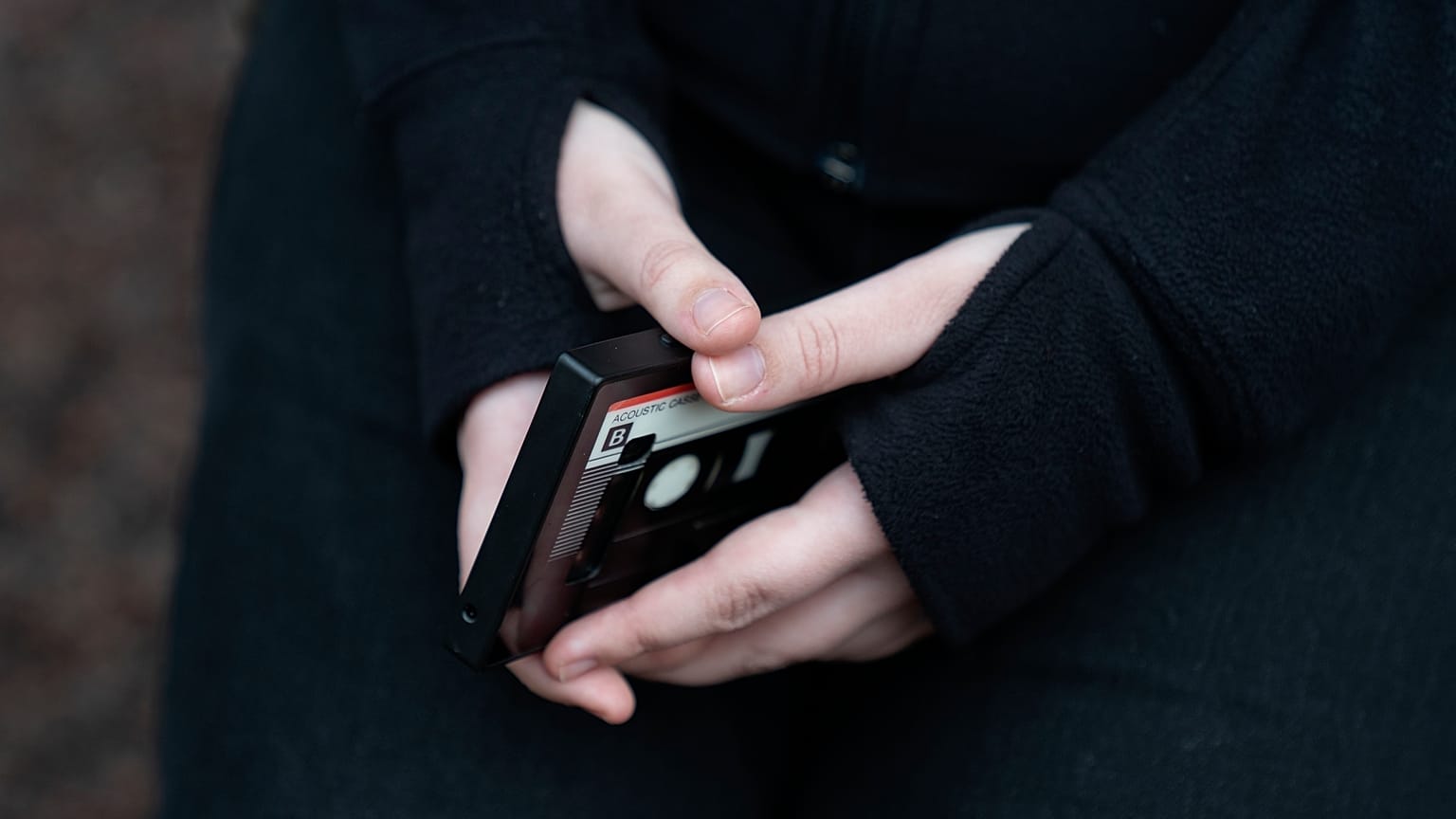 Uma adolescente segura o seu telemóvel.