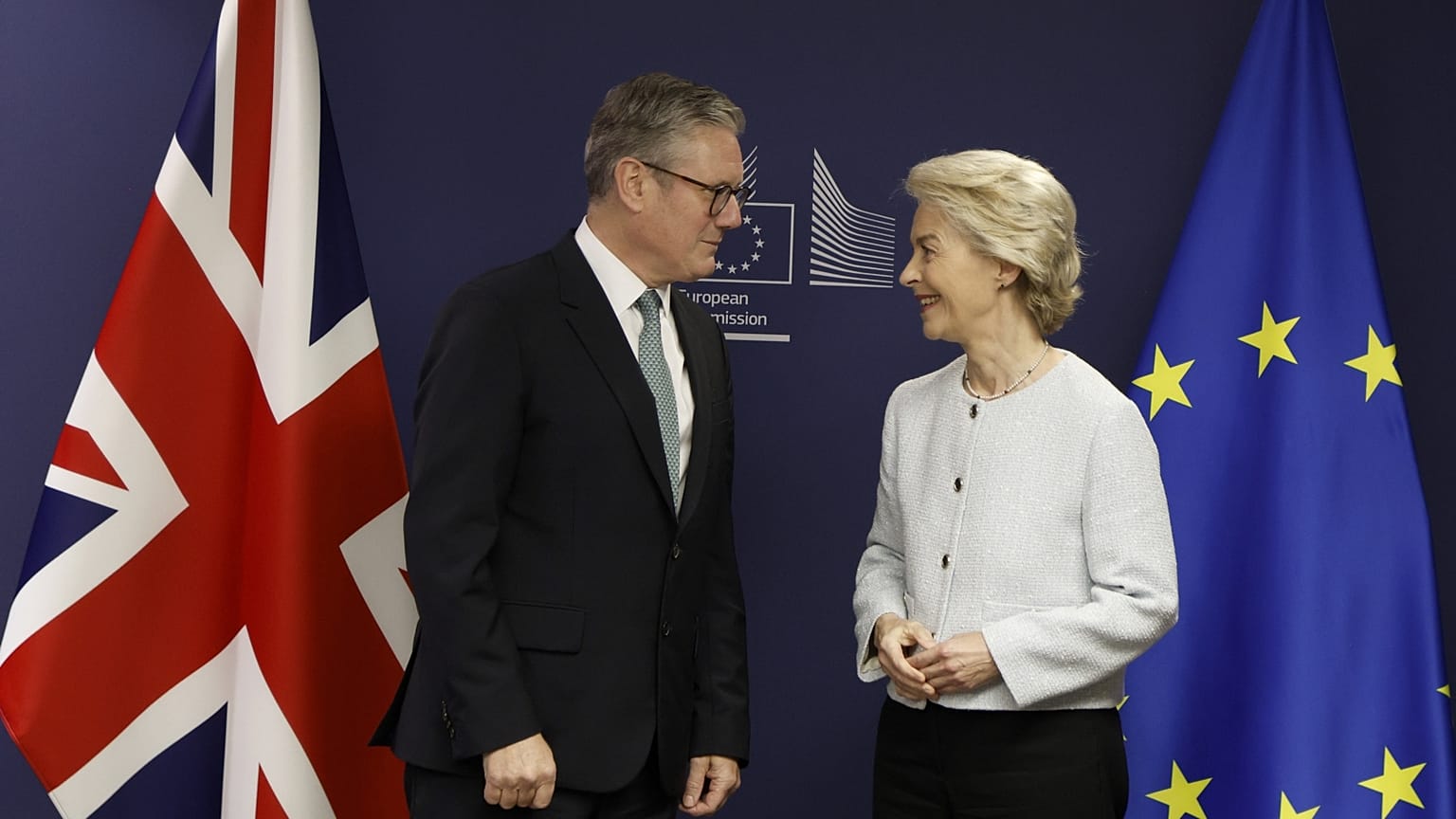 Keir Starmer brit kormányfő Ursula von der Leyen bizottsági elnökkel Brüsszelben