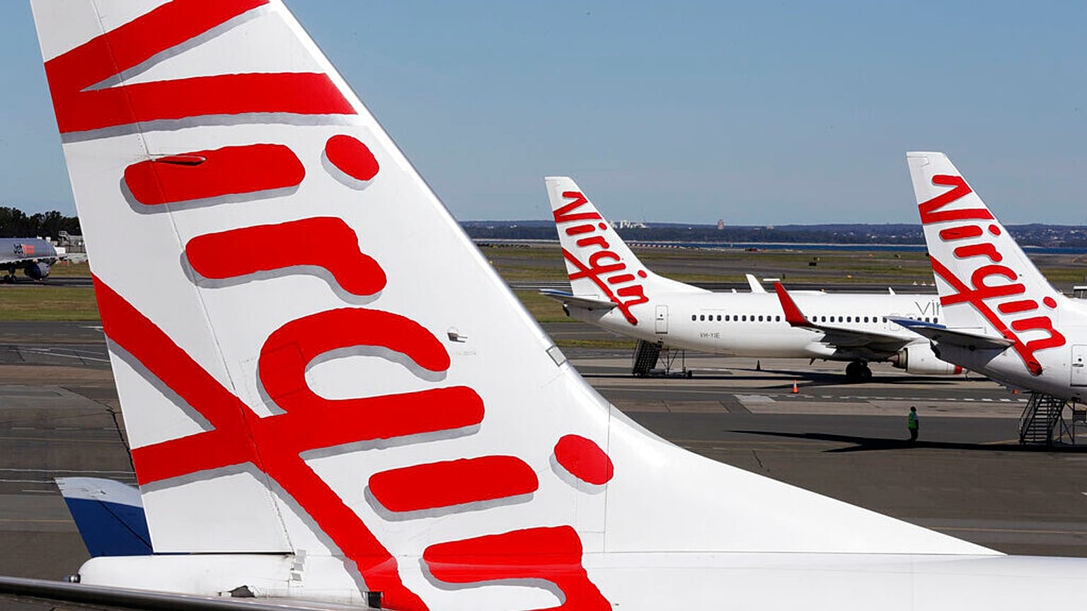FILE: Gli aerei di Virgin Australia sono parcheggiati al terminal dell'aeroporto di Sydney, mercoledì 5 agosto 2020.