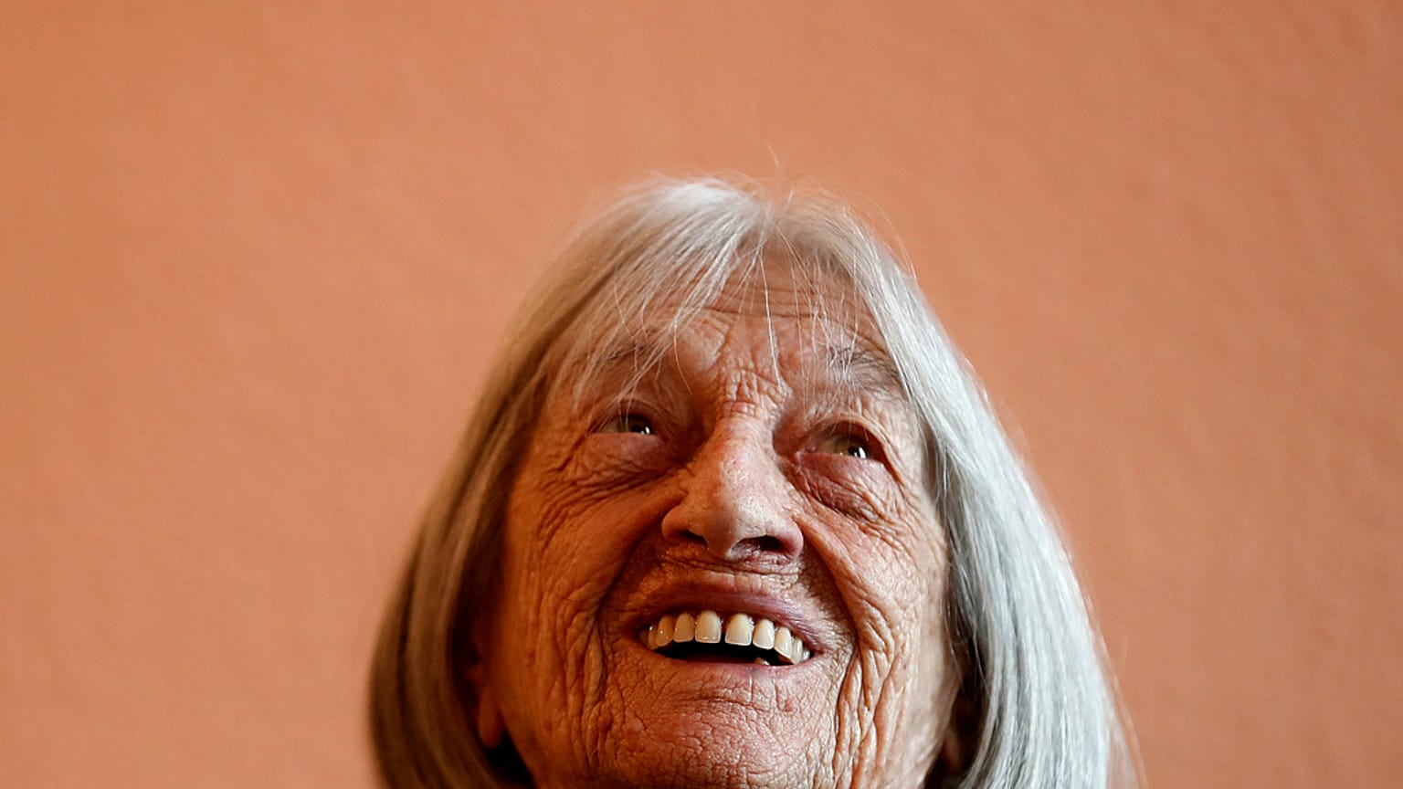 Macaristan'ın Olimpiyat madalyalı eski sporcusu Agnes Keleti, Budapeşte'deki apartman dairesinde gülüyor, 8 Ocak 2020