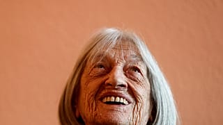 Macaristan'ın Olimpiyat madalyalı eski sporcusu Agnes Keleti, Budapeşte'deki apartman dairesinde gülüyor, 8 Ocak 2020