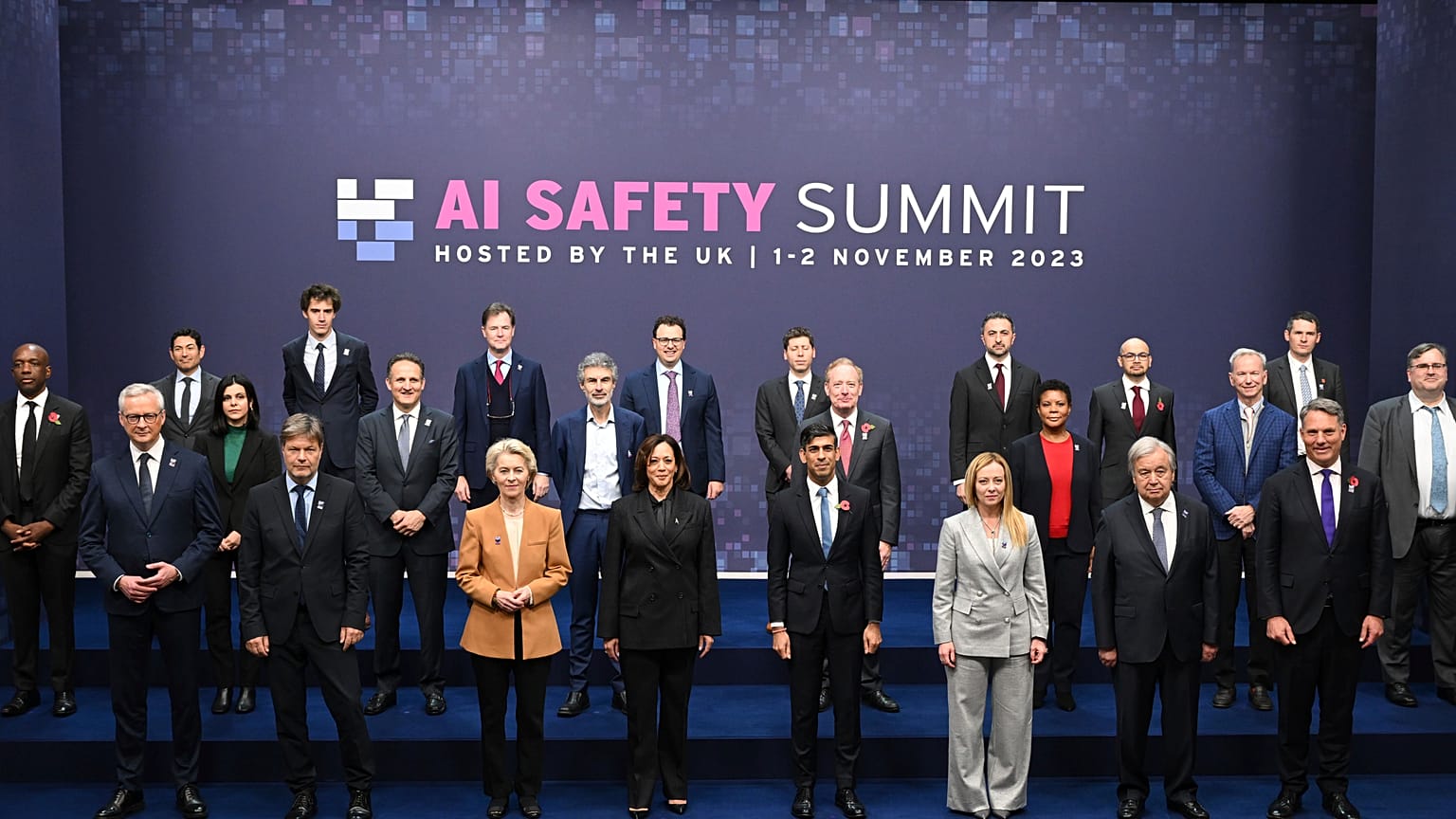 Líderes mundiais na Cimeira de Segurança da Inteligência Artificial do Reino Unido, em Bletchley Park, em 2023.