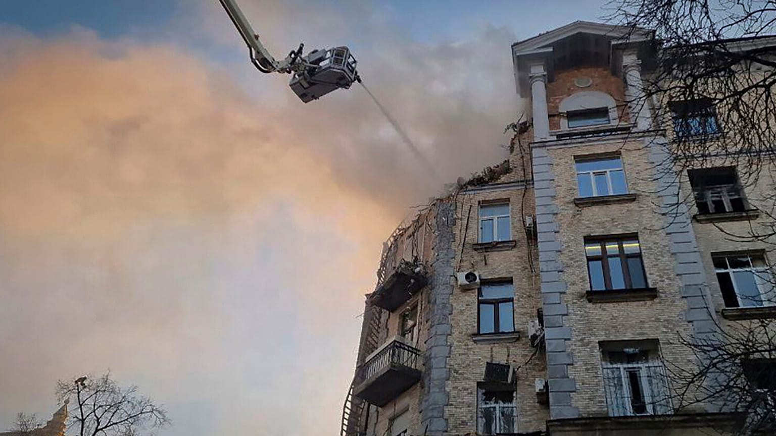 Equipas de salvamento continuavam a trabalhar quinta-feira no prédio atacado na véspera
