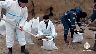 Очистка береговой территории от мазута в Керчи после крушения танкеров "Волгонефти".