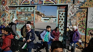 أطفال سوريون يغادرون مدرستهم في وسط دمشق يوم الخميس 19 ديسمبر 2024