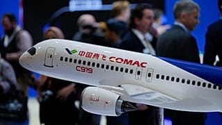 Un modello di aereo del COMAC C919 cinese è esposto al padiglione COMAC durante il primo giorno del Singapore Airshow a Singapore, martedì 20 febbraio 2024.