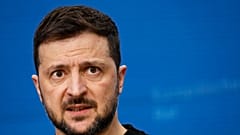 Президент Украины Владимир Зеленский выступает на пресс-конференции во время саммита ЕС в Брюсселе, четверг, 19 декабря 2024 года.
