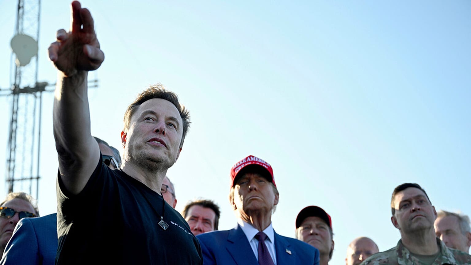 Başkan seçilen Donald Trump, 19 Kasım 2024 Salı günü Boca Chica, Teksas'ta SpaceX Starship roketinin altıncı test uçuşunun fırlatılışı sırasında Elon Musk'ı dinliyor. 
