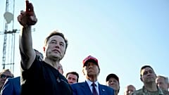 Der designierte Präsident Donald Trump hört Elon Musk beim Start des sechsten Testflugs der SpaceX Starship-Rakete am Dienstag, 19. November 2024, in Boca Chica, Texas, zu. 
