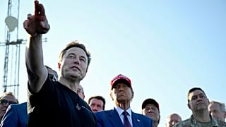 Der designierte Präsident Donald Trump hört Elon Musk beim Start des sechsten Testflugs der SpaceX Starship-Rakete am Dienstag, 19. November 2024, in Boca Chica, Texas, zu.
