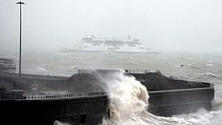 Un ferry se hace a la mar mientras se aplican las alertas meteorológicas en partes del Reino Unido, en Dover, Inglaterra, el miércoles 1 de enero de 2025.