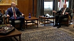 Председатель ливанского парламента Набих Берри встречается с министром иностранных дел Франции Жан-Ноэлем Барро в Бейруте, Ливан, в четверг 2 января 2025 года.