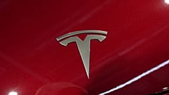 Paris Auto Show'da sergilenen Tesla model aracın logosu görülüyor, 14 Ekim 2024