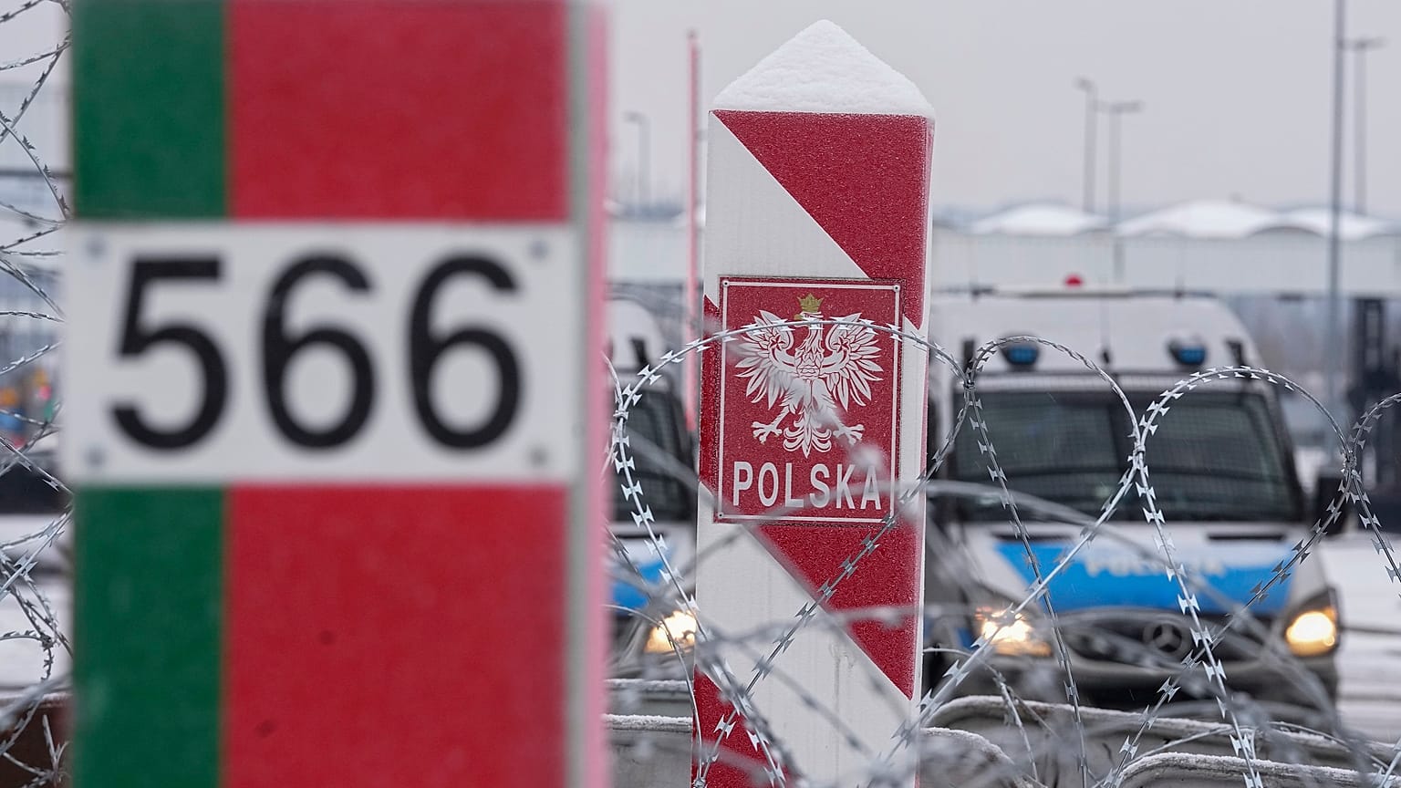 Polnische, Mitte, und weißrussische Grenzposten sind am Kontrollpunkt „Kuznitsa“ an der belarusisch-polnischen Grenze in der Nähe von Grodno, Belarus, 2021