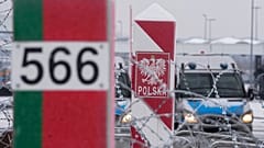Polnische, Mitte, und weißrussische Grenzposten sind am Kontrollpunkt „Kuznitsa“ an der belarusisch-polnischen Grenze in der Nähe von Grodno, Belarus, 2021