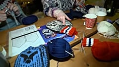 Voluntarios tejen 950 pares de mitones para los atletas que participan en los Campeonatos del Mundo de Esquí Nórdico de la FIS en Trondheim, Noruega, 02.01.2025