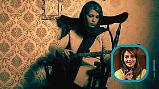 سپیده جندقی در حال نواختن سه‌تار 