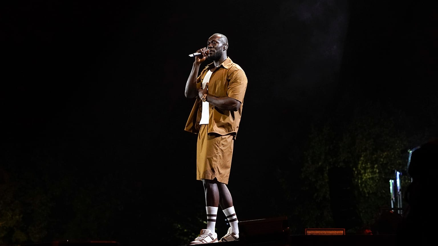 Stormzy Londra'da düzenlenen All Points East festivalinde şarkılarını okuyor, 18 Ağustos 2023