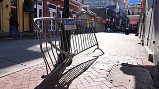 A barikád, amelyen a teherautós ámokfutó áttört 2025. január elsején hajnalban New Orleansban, a Bourbon Streeten