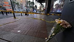 İnsanlar kurbanları anmak için New Orleans'ta, saldırının gerçekleştiği yere çiçek bıraktılar, 1 Ocak 2025