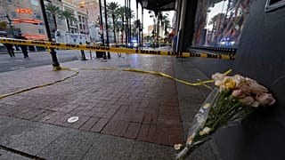 İnsanlar kurbanları anmak için New Orleans'ta, saldırının gerçekleştiği yere çiçek bıraktılar, 1 Ocak 2025