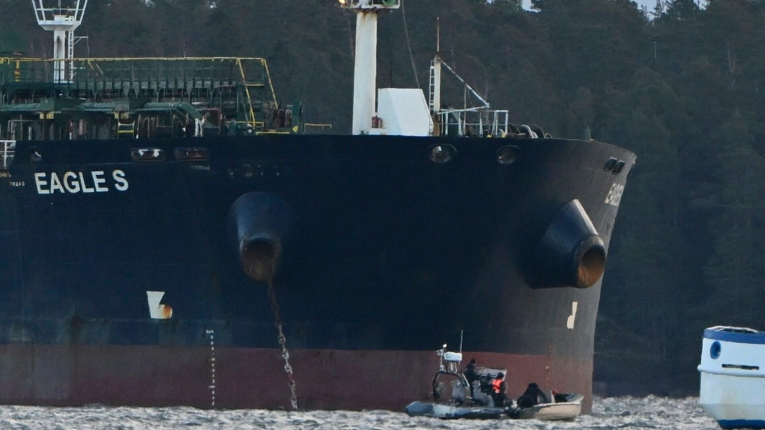 Die finnische Küstenwache stoppte ein kleines Boot, das versuchte, die in Porvoo vor Anker liegende Eagle S zu erreichen, 30. Dezember 2024