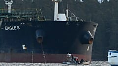 Die finnische Küstenwache stoppte ein kleines Boot, das versuchte, die in Porvoo vor Anker liegende Eagle S zu erreichen, 30. Dezember 2024