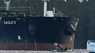 Die finnische Küstenwache stoppte ein kleines Boot, das versuchte, die in Porvoo vor Anker liegende Eagle S zu erreichen, 30. Dezember 2024