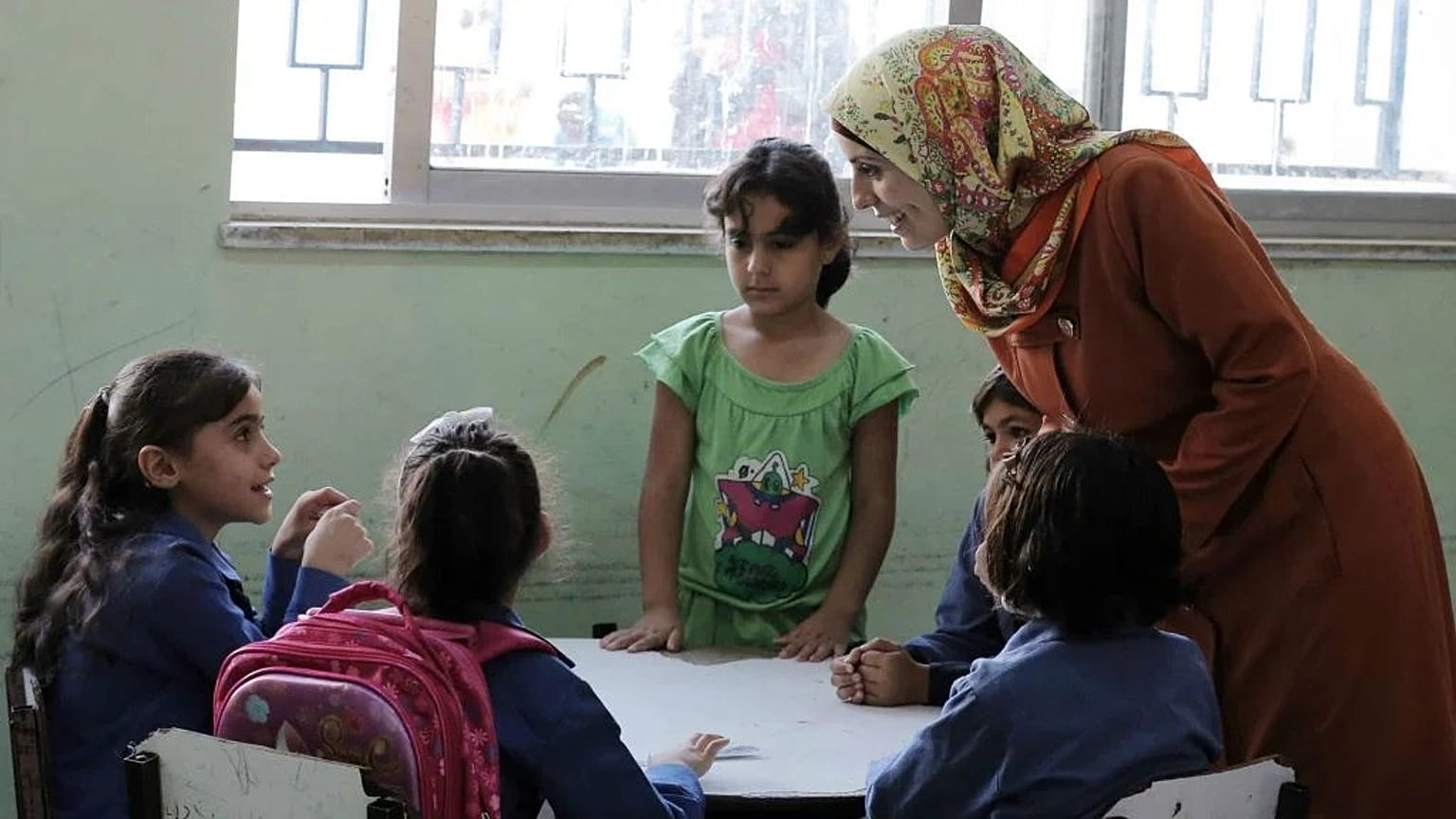Suriyeli bir mülteci aile çocuklarını Ürdün'deki okula getiriyor, 1 Eylül 2016