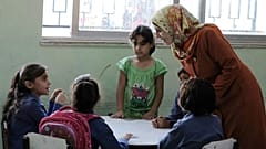 Suriyeli bir mülteci aile çocuklarını Ürdün'deki okula getiriyor, 1 Eylül 2016