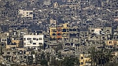 Ένα κατεστραμμένο τμήμα της πόλης της Γάζας όπως φαίνεται από το νότιο Ισραήλ, 2 Ιανουαρίου 2025