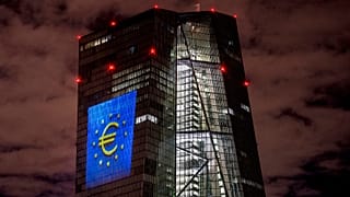 Une installation lumineuse est projetée sur le bâtiment de la Banque centrale européenne à Francfort, en Allemagne.
