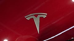 O logótipo do automóvel Tesla é apresentado no Salão Automóvel de Paris, em outubro de 2024.