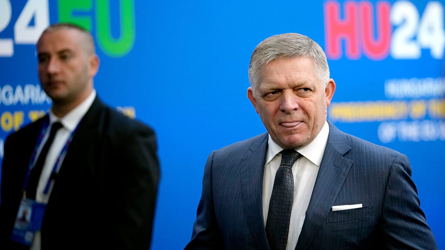 Ο πρωθυπουργός της Σλοβακίας Ρόμπερτ Φίκο (δεξιά) φτάνει για τη Σύνοδο Κορυφής της ΕΕ στο Puskas Arena στη Βουδαπέστη, Ουγγαρία, Παρασκευή 8 Νοεμβρίου 2024.