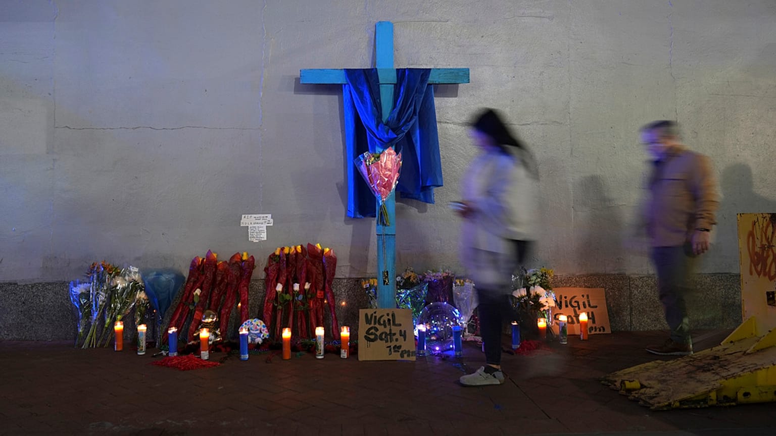 Pessoas passam por um memorial às vítimas na Bourbon Street no bairro francês