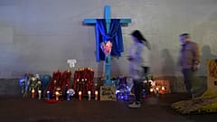 Pessoas passam por um memorial às vítimas na Bourbon Street no bairro francês