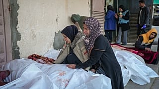 أقارب ضحايا الغارات الإسرائيلية في مستشفى شهداء الأقصى في دير البلح الجمعة، 3 كانون الثاني/يناير 2025