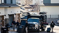 Ermittler durchsuchen ein Stadthaus im Nordosten von Colorado Springs, Colo, am Donnerstag, 2. Januar 2025, im Rahmen der Ermittlungen im Zusammenhang mit der Explosion eines Tesla Cybertrucks im Freien.