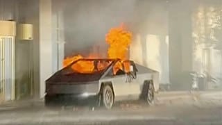 این تصویر یک سایبرکاک تسلا را نشان می دهد که در اوایل چهارشنبه اول ژانویه 2025 در مقابل هتل رئیس جمهور منتخب دونالد ترامپ در لاس وگاس منفجر شد