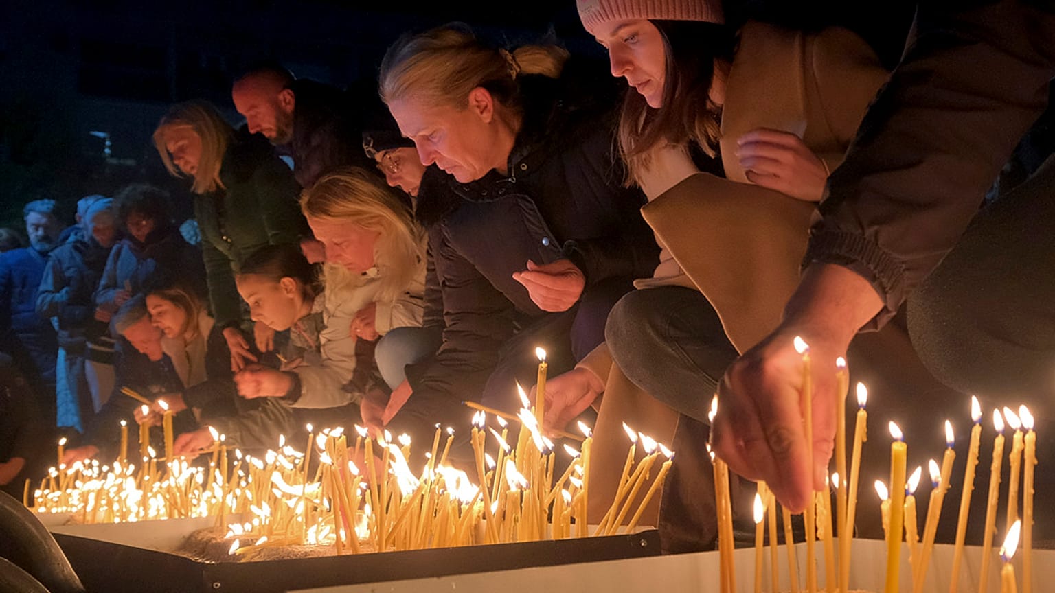 Ludzie oddają hołd ofiarom strzelaniny w miejscowości Cetynia na południu Czarnogóry.