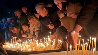 Ludzie oddają hołd ofiarom strzelaniny w miejscowości Cetynia na południu Czarnogóry.