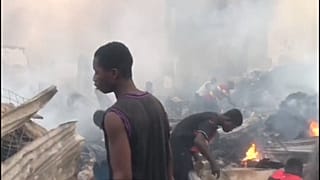 Feuer wütet auf einem Markt in Ghanas Hauptstadt Accra