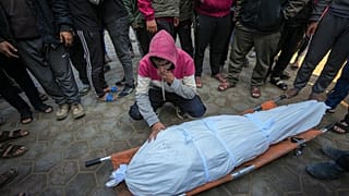 Ένας άντρας κλαίει πάνω από το πτώμα ενός Παλαιστίνιου που σκοτώθηκε σε χτύπημα του ισραηλινού στρατού στη Ντέιρ αλ Μπαλάχ στη Λωρίδα της Γάζας, την Πέμπτη 2 Ιανουαρίου 2025.