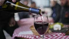 ΑΡΧΕΙΟ: Πελάτης σερβίρει ένα ποτήρι κρασί Beaujolais Nouveau σε εστιατόριο της Boulogne Billancourt, έξω από το Παρίσι, Πέμπτη 18 Νοεμβρίου 2021. 
